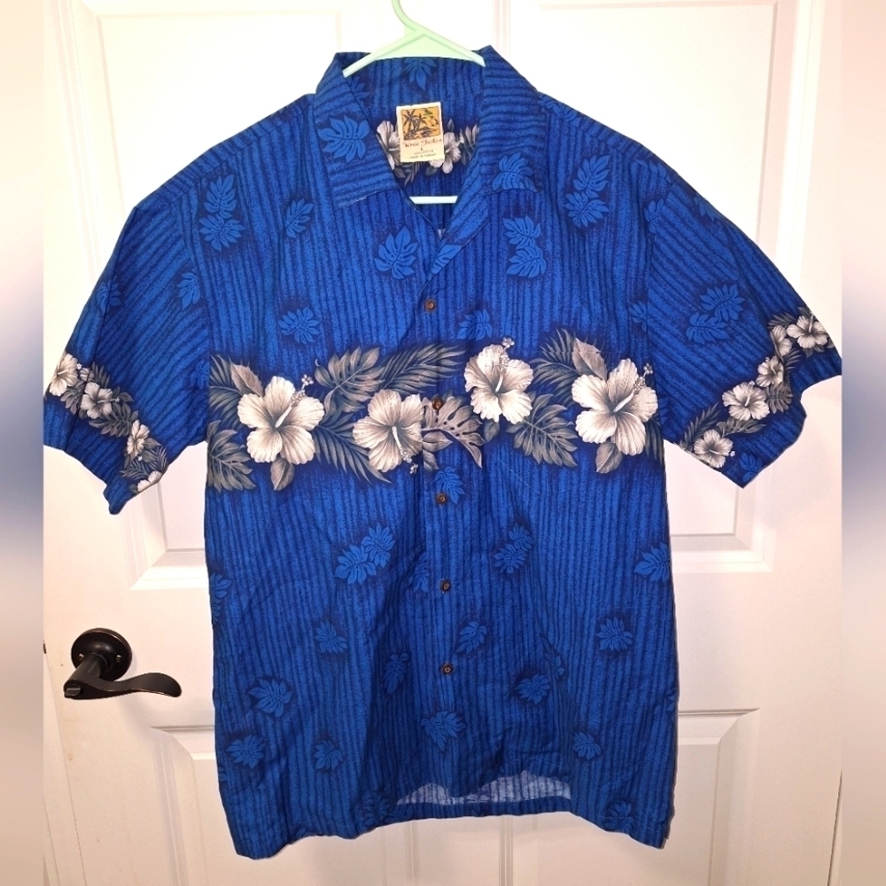 A Winnie Fashion men's short sleeve Hawaiian shirt in a size large. Pre-loved